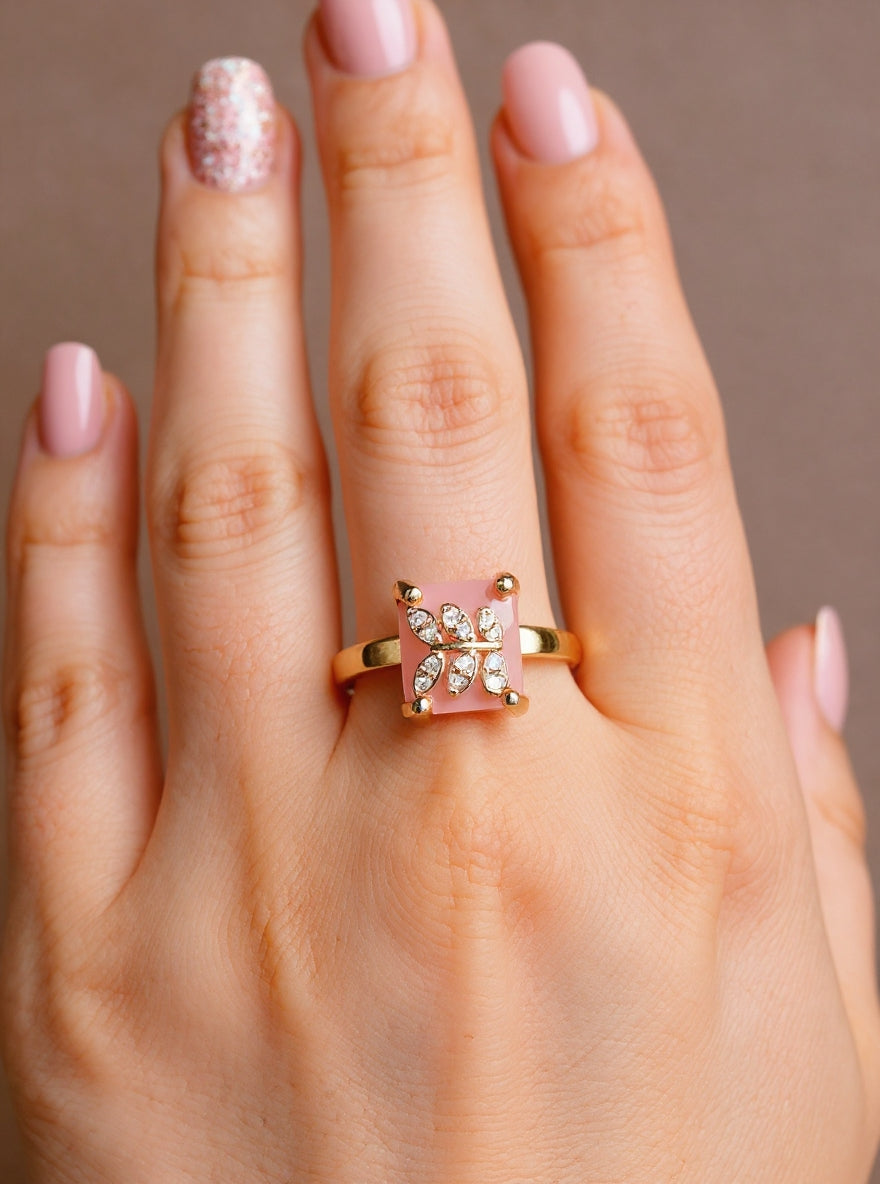Eilika Ring (Golden light pink stone)